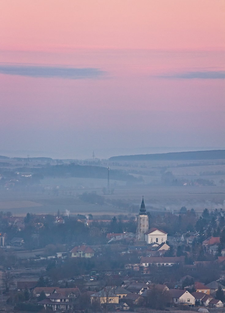 A faluban, észak felé még semmi, épp csak vörösödik még az ég