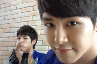 Hoya Twitter update x Woo Hyun (2012.06.07.)