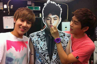 Hoya Twitter update x Sung Kyu (2011.09.01.)