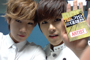 Hoya Twitter update x Sung Kyu (2011.12.31.)