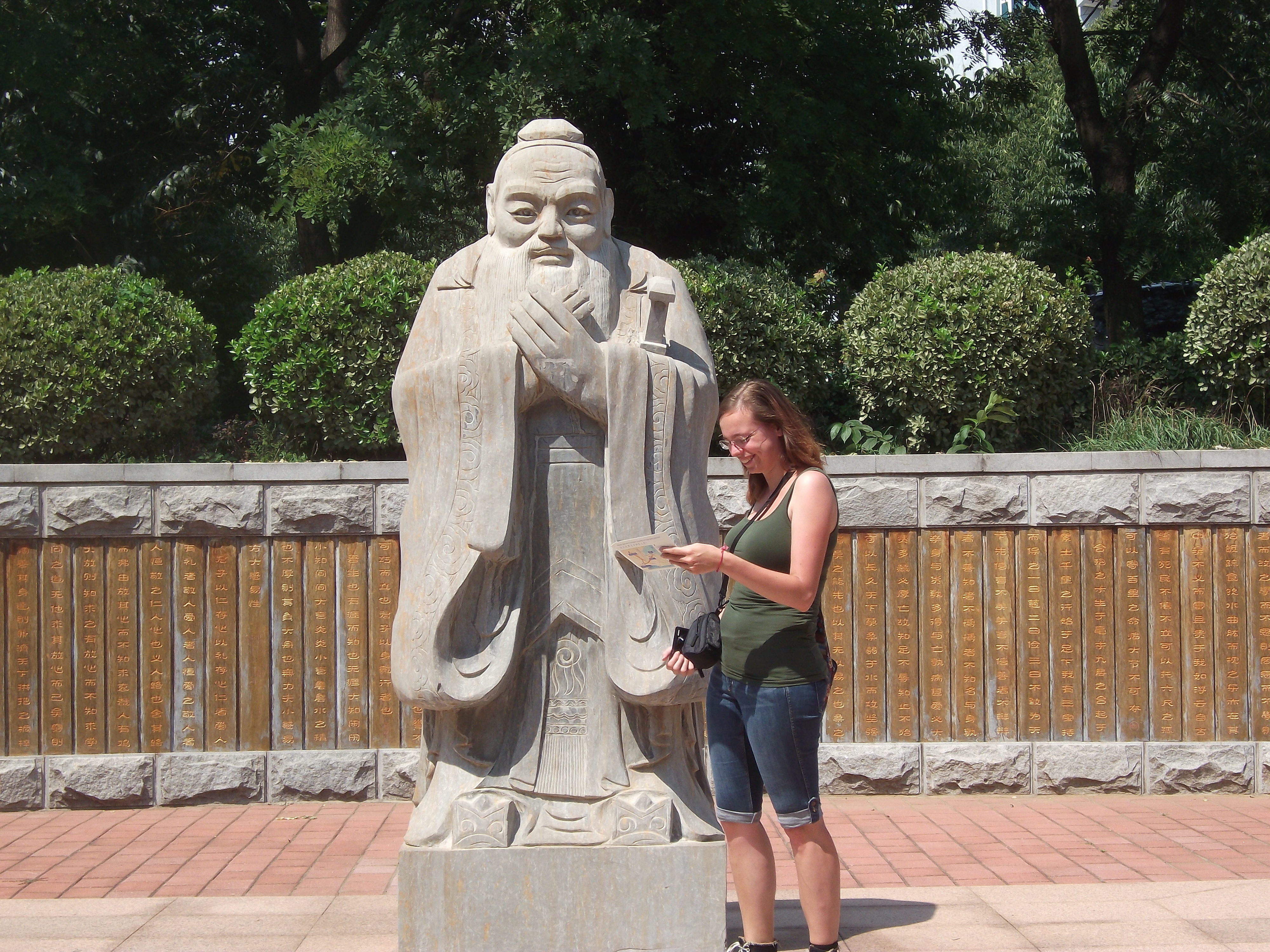 Konfuciusz bácsi, merre van a menza? ( Excuse me, mister Confucius, where is the on campus restaurant?)