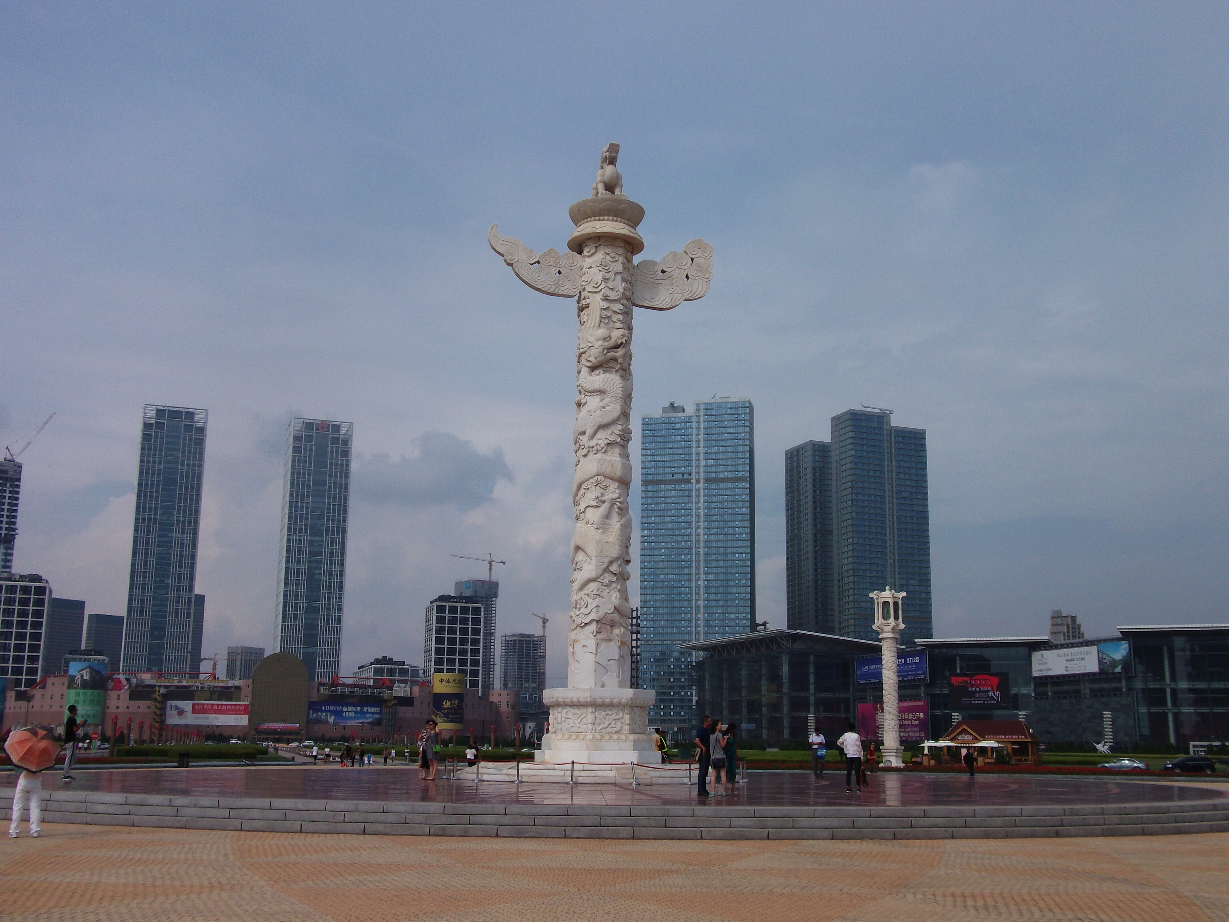 A tér ( the square in Dalian on my way to the sea)