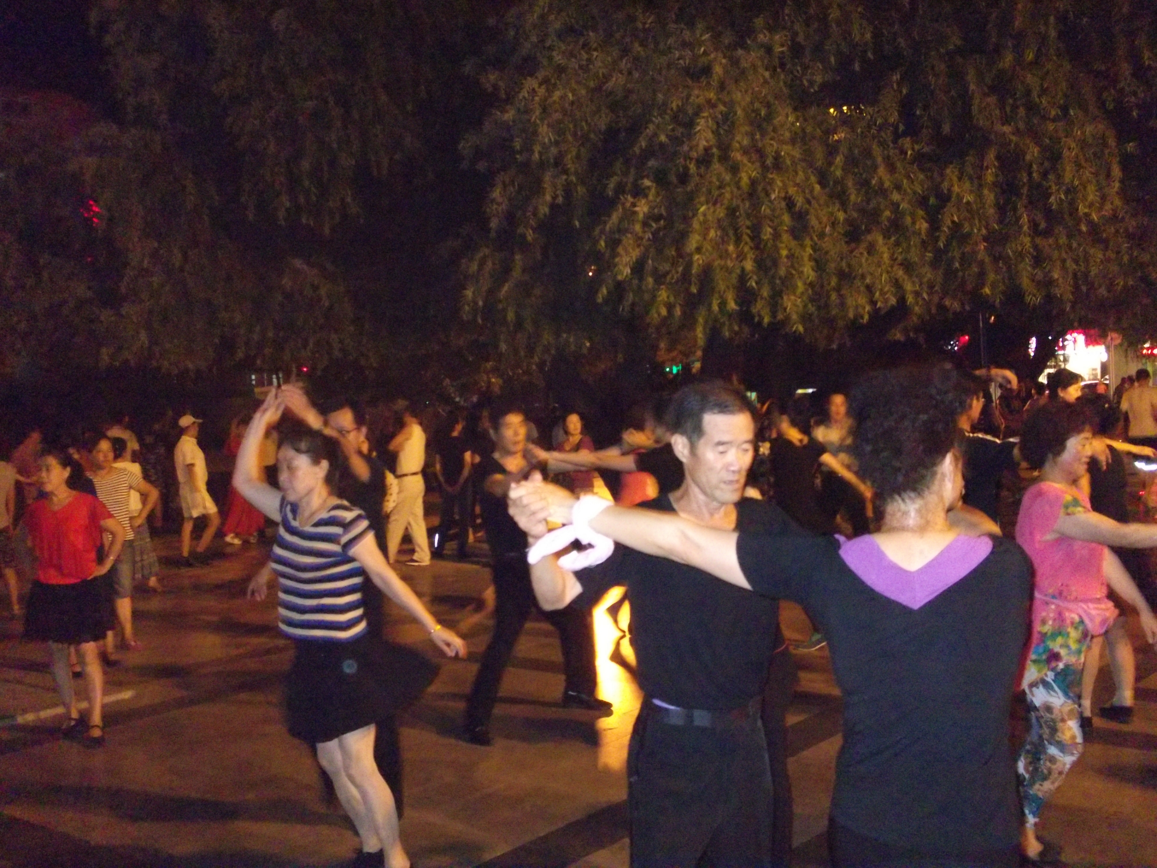Táncoló kínaiak (Dancing Chinese)