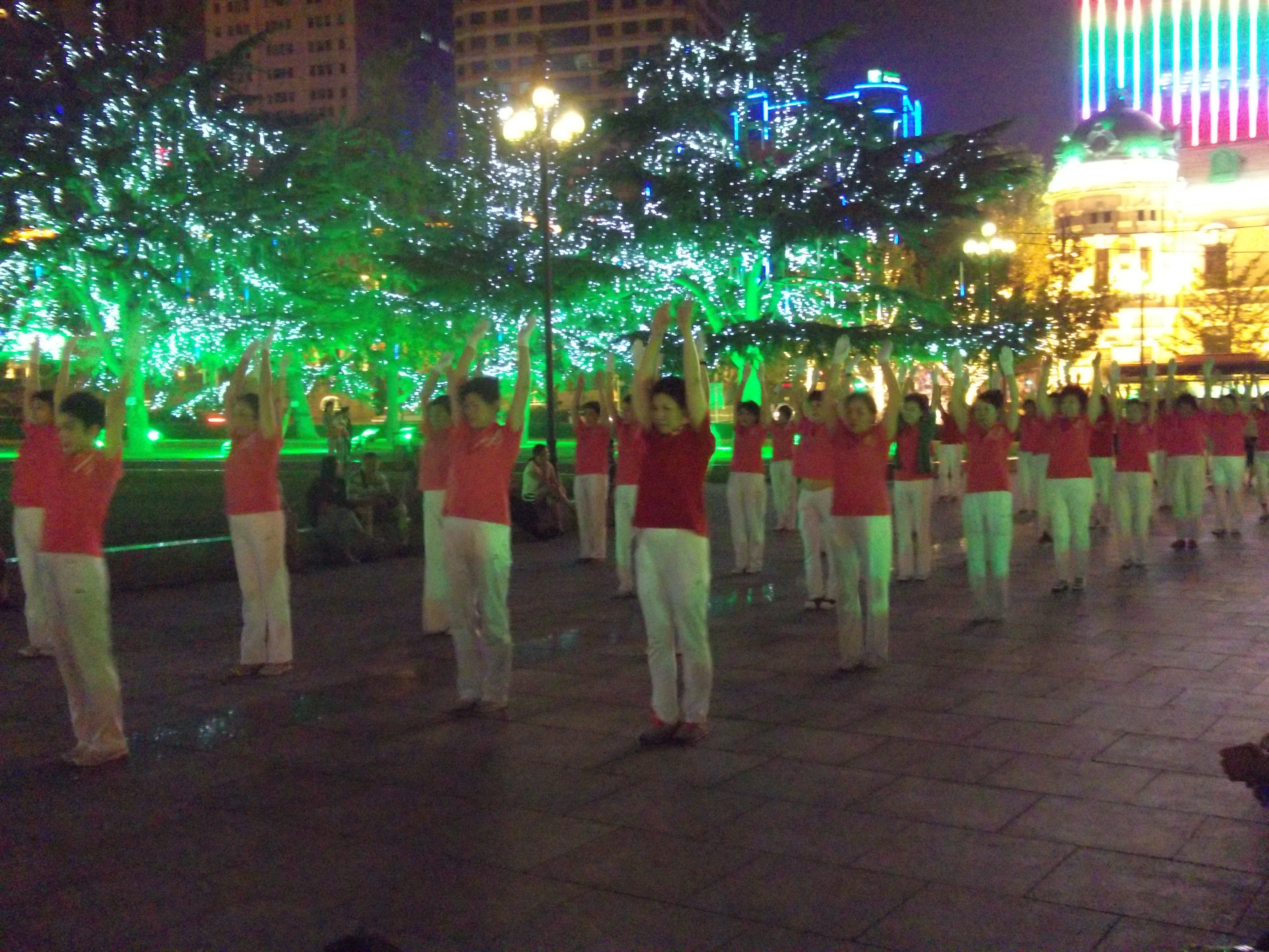 Tánc a Zhongshanguangchang (中山广场) téren (Dancing on the Zhongshanguangchang square) 