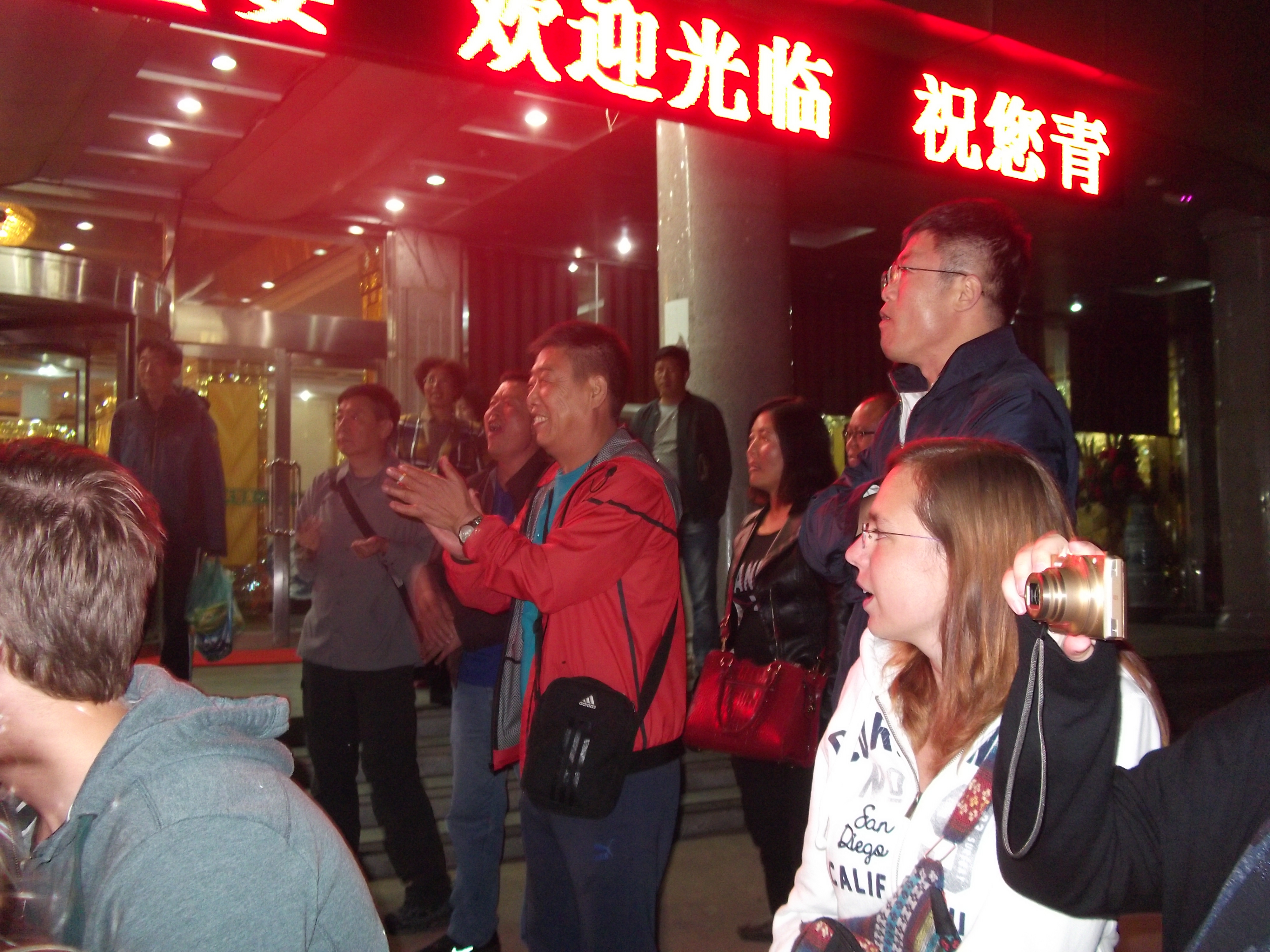 Lelkes kínai közönség (Enthusiastic chinese audience)
