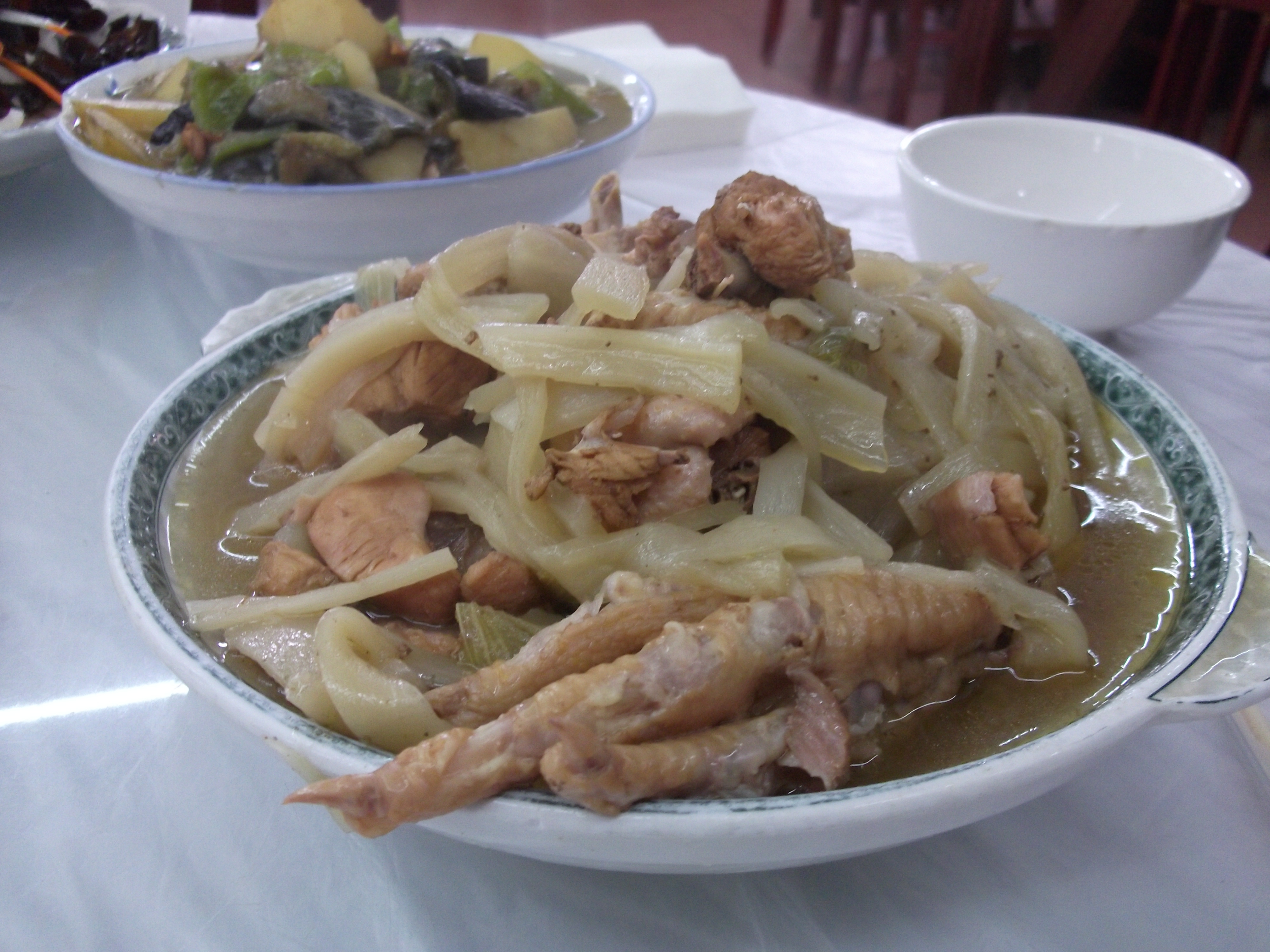 Hopp, egy körmös csirkeláb ( Chicken‘s leg with nails)