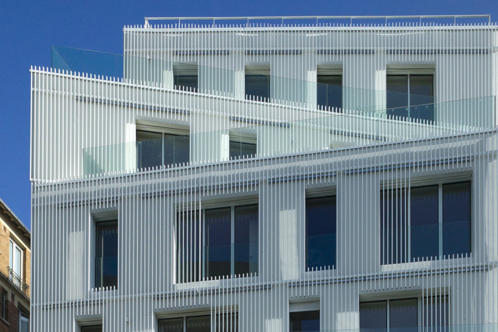 A Különleges textúrák kategóriában a 2019-ben épült párizsi épület látványos hófehér homlokzattal, egyszerűen és elegánsan járul hozzá a helyi városkép továbbgondolásához. 