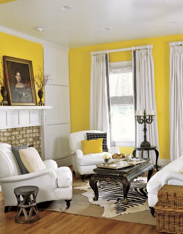 Extrém sárga fal szín is lehet kifinomult ha klasszikus bútorokkal párosítjuk, és főként fehér színeket használunk. 