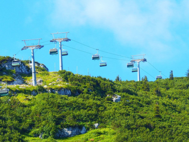 Ez a libegő az esőtől is véd - Hochkarbahn