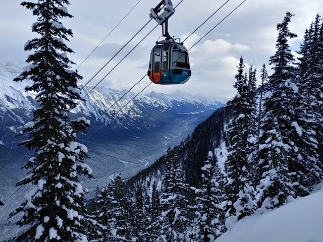 Magasan a havas táj fölött - Banff Gondola, Kanada