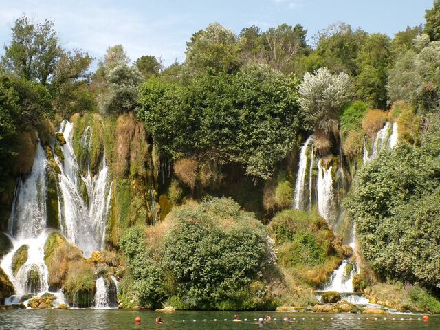 Strand a vízesésnél - Kravica-vízesés