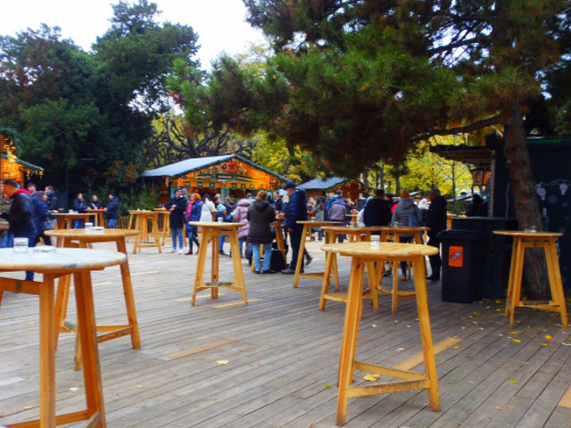 Különleges karácsonyi falu az egyetem udvarán - Bécs, AKH