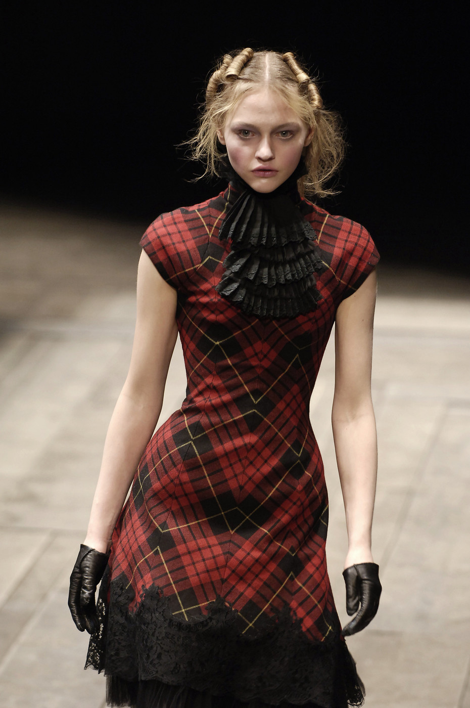 alexander_mcqueen_fall_2006_qxhq1ks9ya8x.jpg