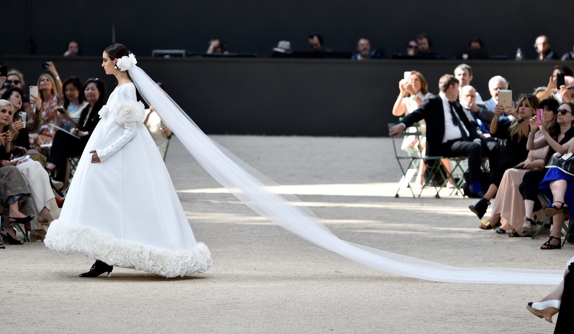 chanel-couture-wedding-dress-finale-bridal-fallwinter-2017-e1500881618839.jpg