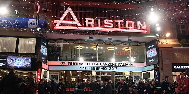 Ariston színház. 1977 óta (egyetlen évet leszámítva) itt rendezik meg az olasz dalfesztivált.