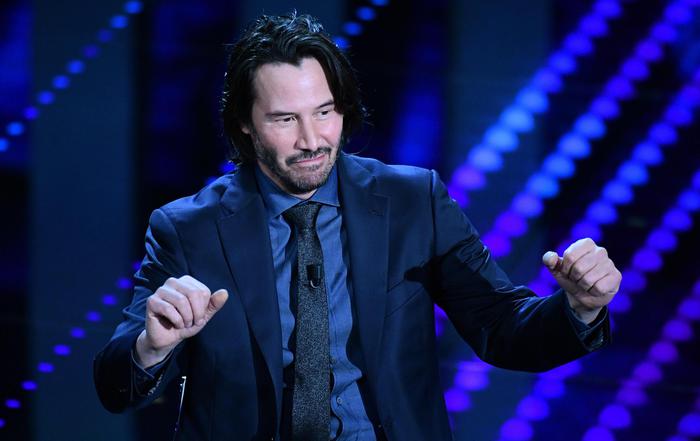 Keanu Reeves a kép alapján a motoros élményeiről beszélhet. Egy laza fickó mi másról is dumálna.&lt;br /&gt;Ennél már csak akkor lenne nagyobb arc, ha mondjuk tudna basszusgitározni is