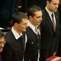 Gárda-mellényben tette le Vona az esküt, LMP-s Sólyom háborgott, a Fidesz a szemkilövetőknek adta a nemzetbiztonsági bizottságot, Székely Himnusz a Parlamentben