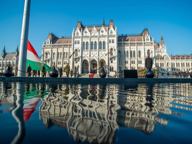 Félárbócon a nemzeti lobogó a Parlament előtt