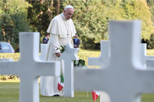 A háborúk ellen emelte fel szavát Ferenc pápa halottak napján