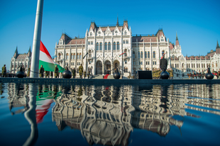 Félárbócon a nemzeti lobogó a Parlament előtt