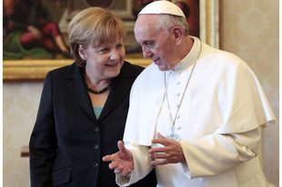 Afrikáról és a klímapolitikáról is tanácskozott Ferenc pápa és Angela Merkellel