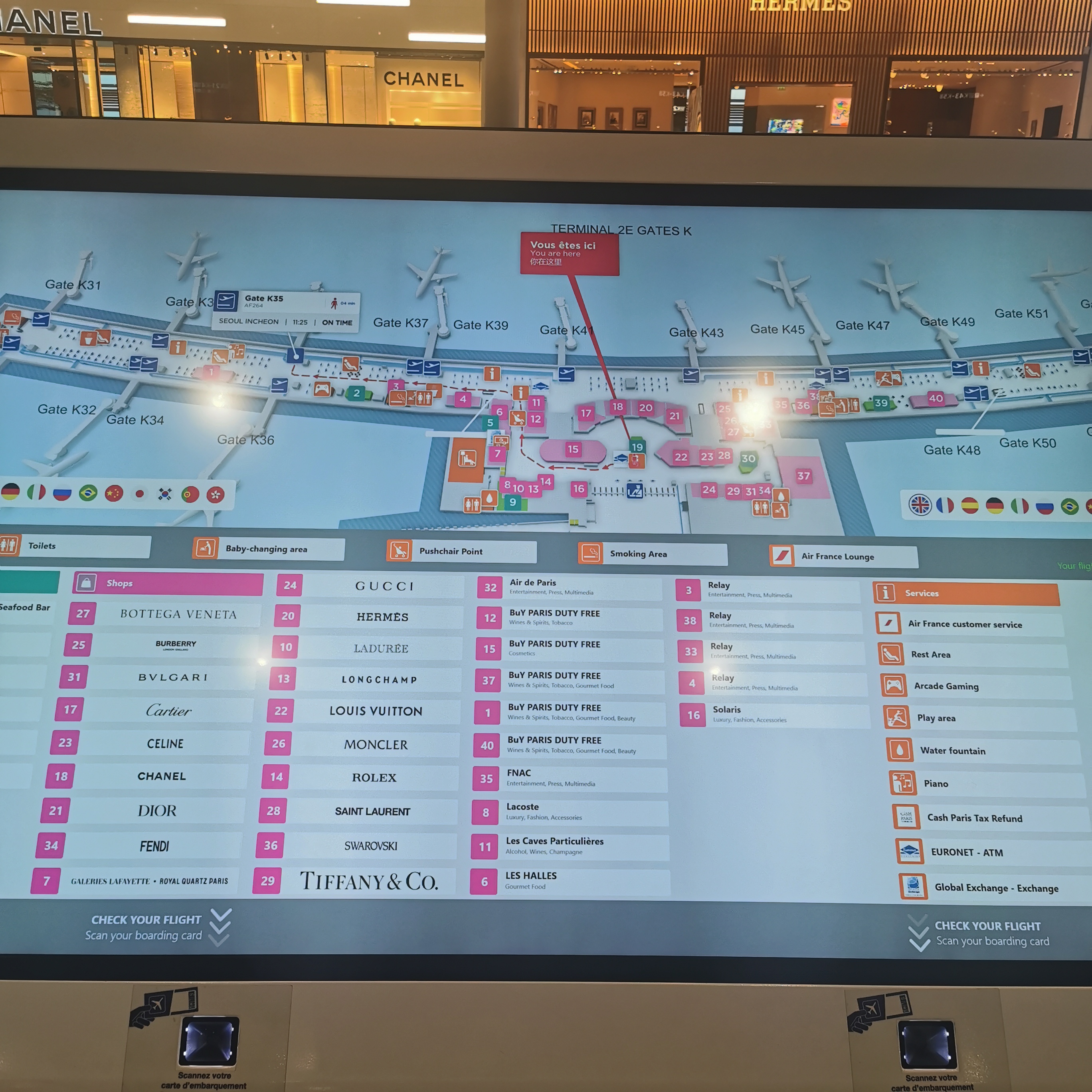Párizsi reptéri információs tábla, menő