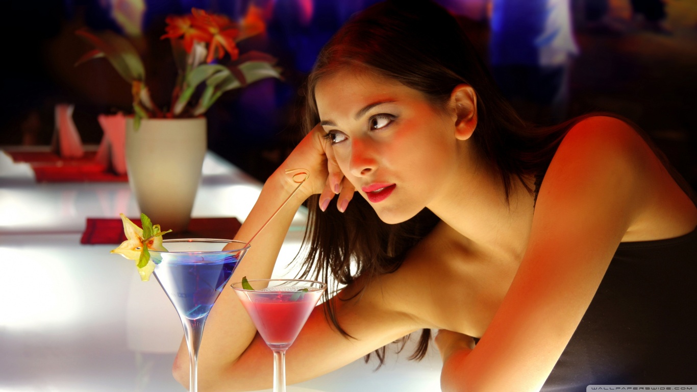 girl_and_cocktails-wallpaper-1366x768.jpg