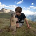 Mormotákkal "beszélget" egy 8 éves kisfiú