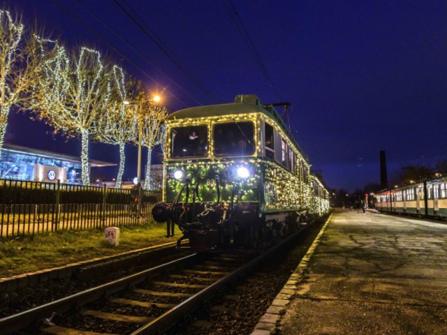Mikulás és karácsonyi díszítésű vonatok, buszok, villamosok Európában