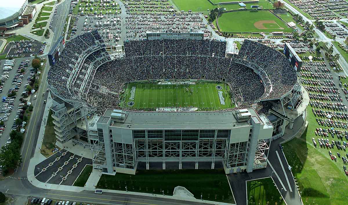 Стадионы футбола вместимость. Стадион первого мая Бивер Стэдиум / beaver Stadium. Бунг Карно стадион. Самый большой футбольный стадион в мире по вместительности людей. Самый большой самый большой футбольный стадион в мире.