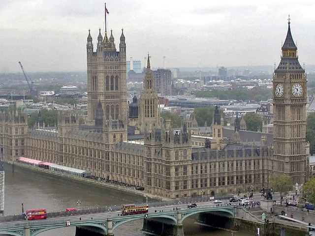 A brit parlament is a Notre-Dame sorsára juthat