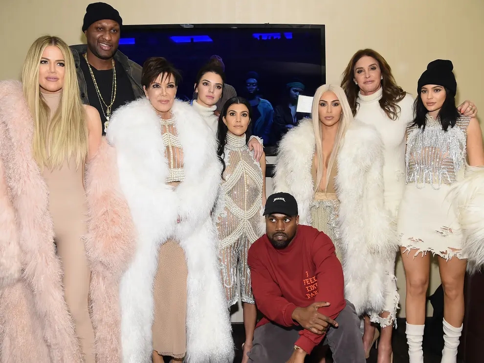 kanye_west_es_a_kardashianok.jpg