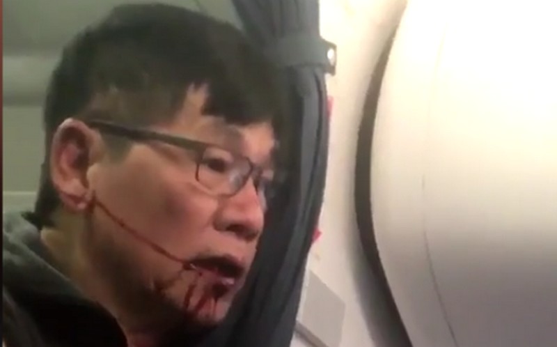 united_airlines_lerangatott_ferfi.jpg