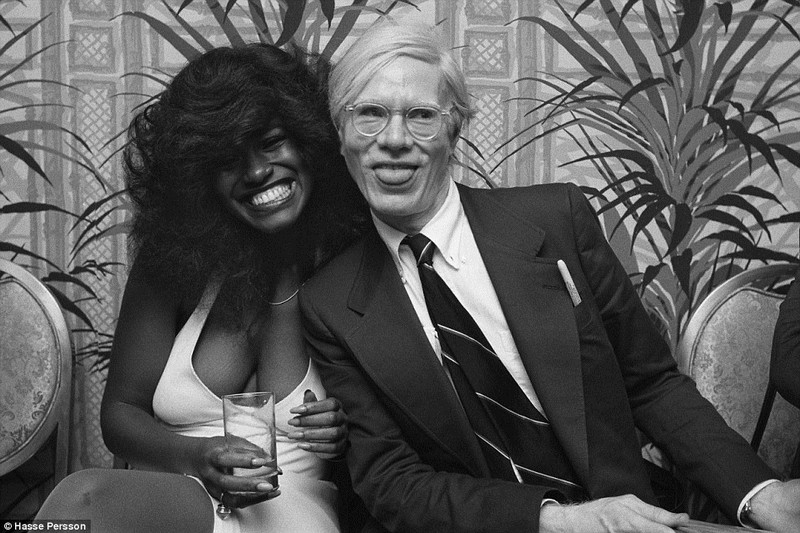 Andy Warhol (balra) is rendszeres vendég volt.
