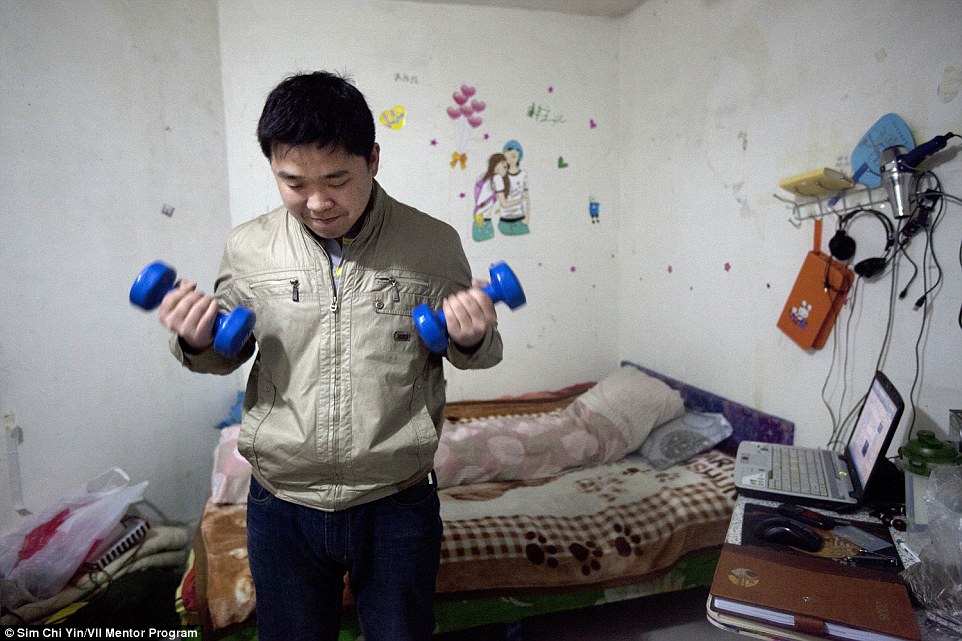 Xie Jinghui nemrégiben még Peking egyik központi részén lakott, ám a házat, melyben lakása volt, egy évvel ezelőtt lebontották. ‘Mindenki meg van győződve arról, hogy csak átmenetileg költözik ide, ám a legtöbben a tervezettnél jóval tovább maradnak‘ - mondja.