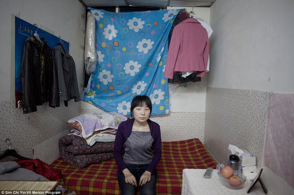 A 27 éves Shang Lanlan és férje is pénzhiány miatt élnek bunkerben. Ötéves kisfiúkat az asszony szüleinél hagyták vidéken, Kína keleti részén.