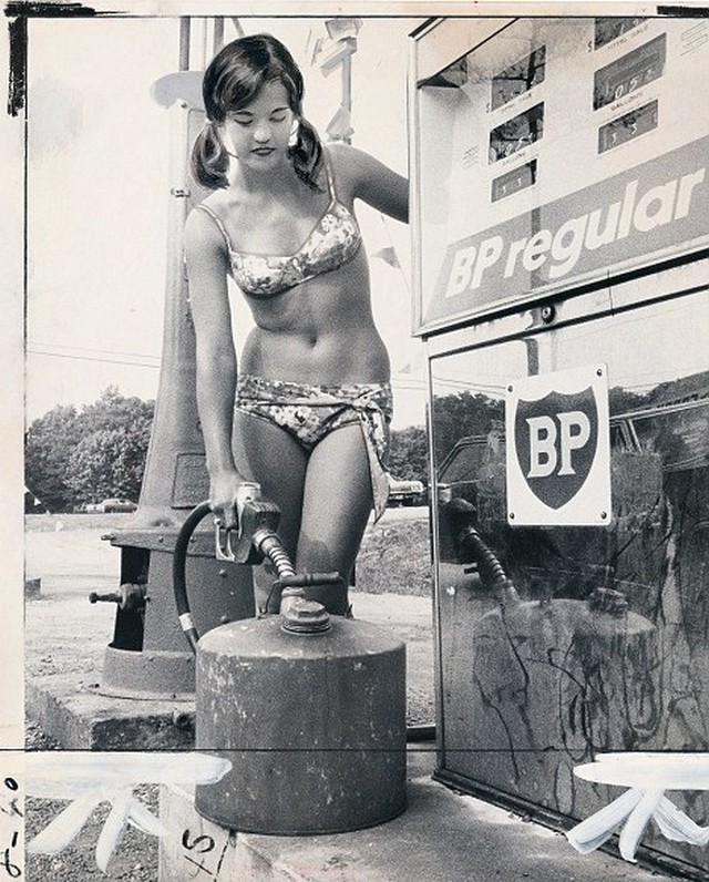 Carla Brubaker benzinkutas kisegítő, Ocean City, 1970.jpg