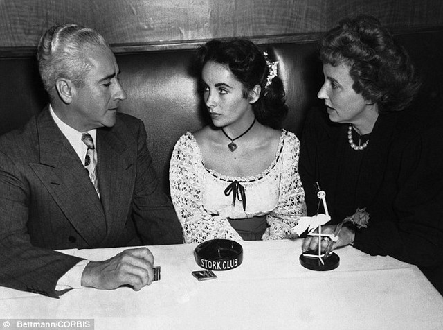 Elizabeth Taylor a szüleivel.jpg