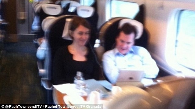 George Osborne a vonaton a segítővel.jpg