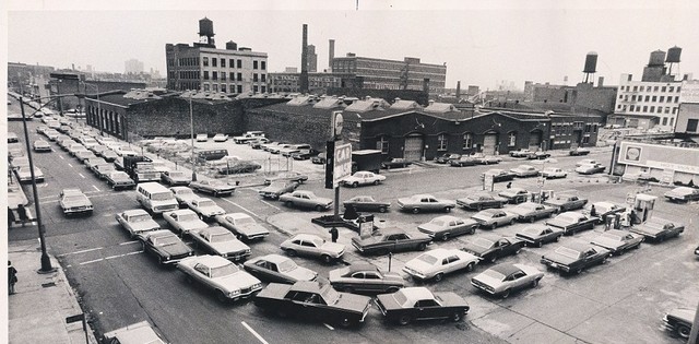Olajválság, 1974 január. Több száz autós várakozik a benzinkút előtt, hogy üzemanyaghoz jusson..jpg