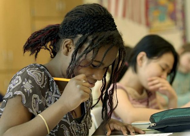 afro-amerikai kislány tanul.jpg