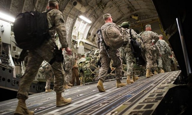 amerikai katonák repülőn.JPG