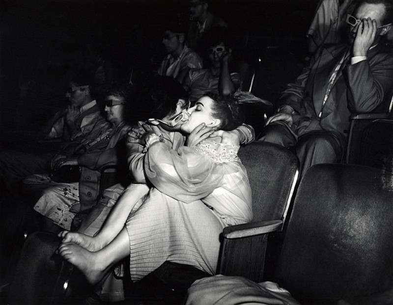 lovers_in_3d_glasses_in_the_palace_theatre_1945_by_weegee.jpg