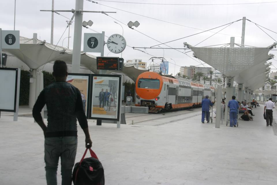 Casablanca vasútállomás emeletes vonattal