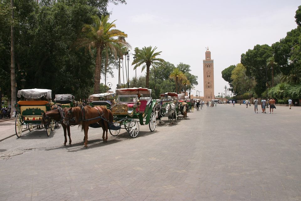 Marrakech és a könyvárusról elnevezett Kutubija mecset - erről mintázták a sevillai nagymecset minaretjét és befejezetlenül maradt rabati nagymecset Hasszán tornyát