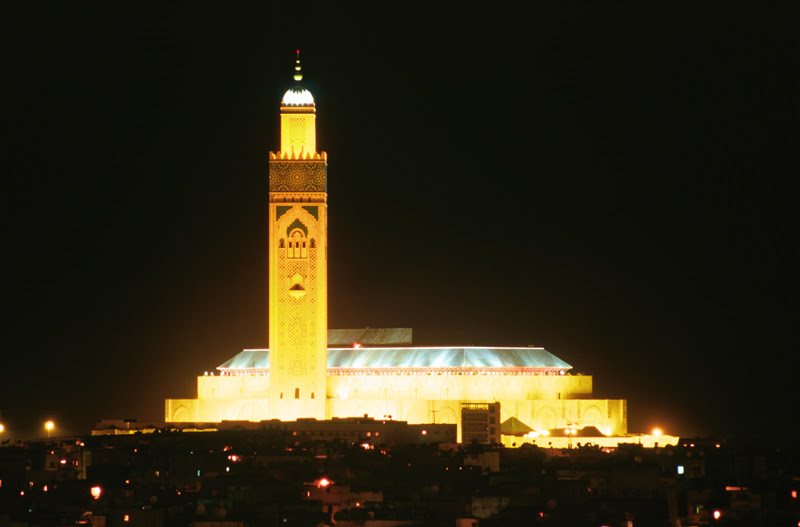 Casablancai mai jelképe a II. Hasszán mecset: Afrika legnagyobb mecsete, a világ legmagasabb minaretjével (és egyben a világ legmagasabb vallási építménye)