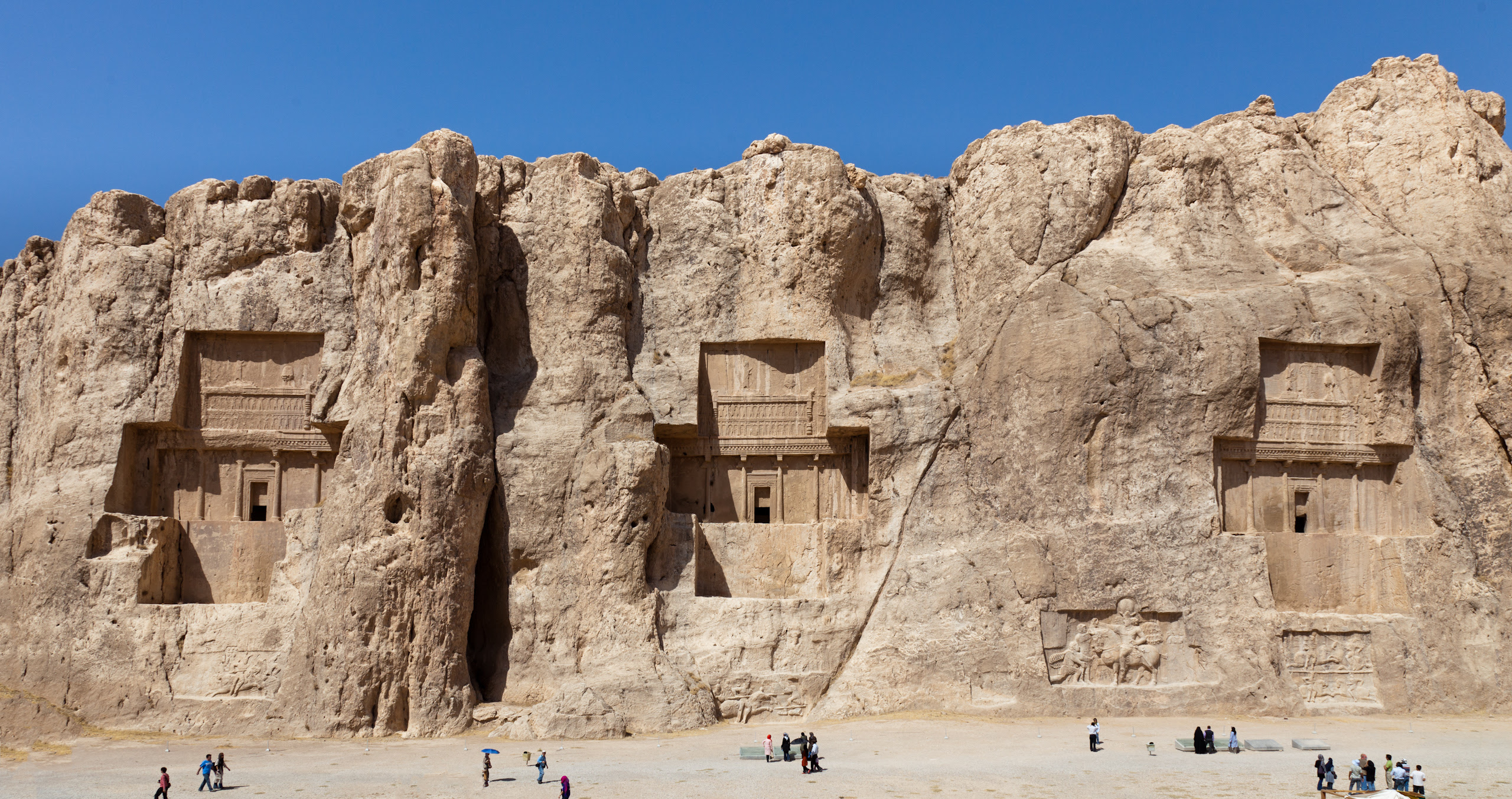 Évszázadokkal a nabateusok (Petra sziklavárosa) előtt a sziklába vájták a nagy uralkodóik sírjait