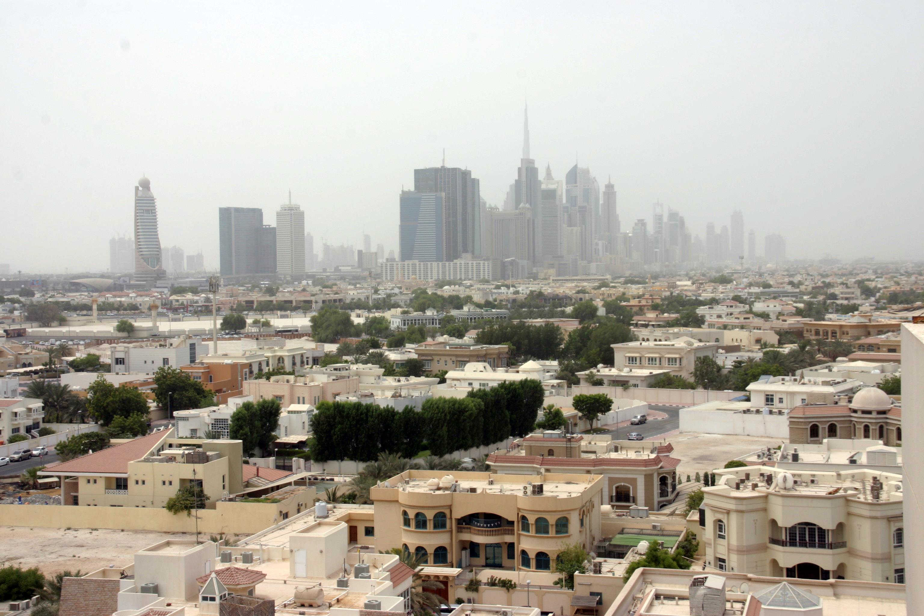A Sheik Zayed Road felhőkarcolói a Bur Dubai ( = Régi Dubaj) városnegyedből nézve