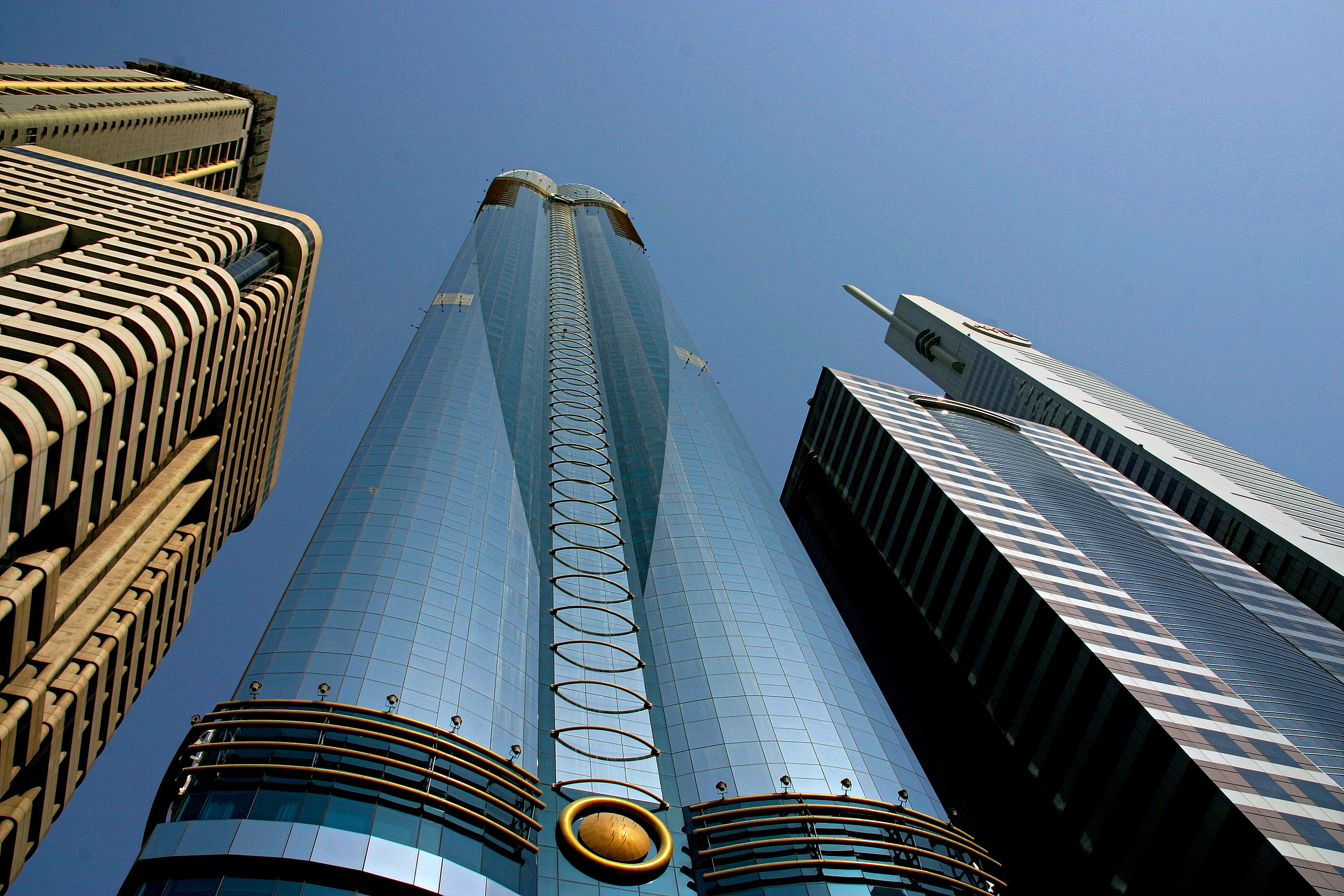 A Sheik Zayed Road felhőkarcolói - a híres Rose Tower felhőkarcolóval, amely a rózsabimbót formázó tetejéről kapta a nevét