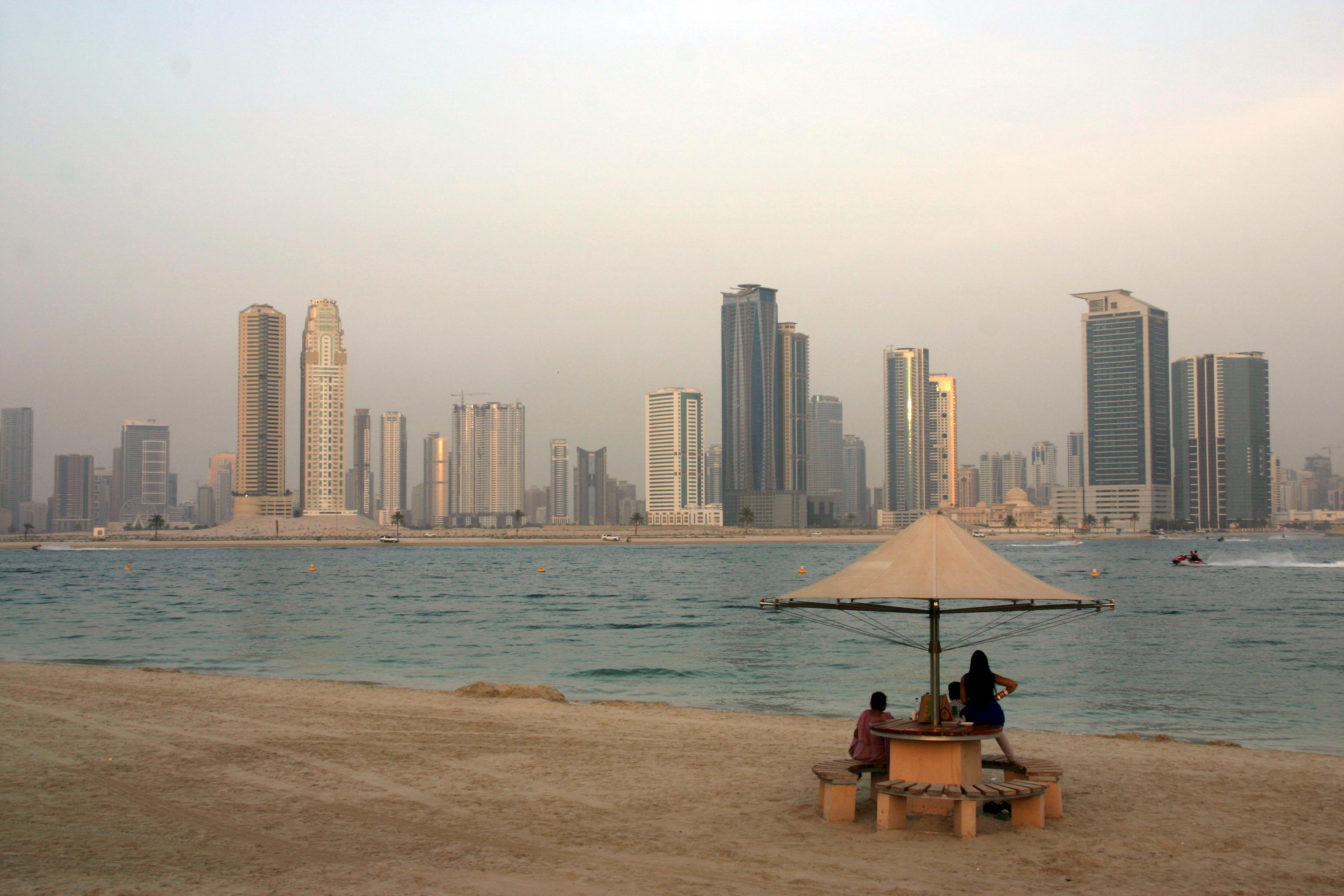 Sardzsa (Sarjah) emirátus üzleti felhőkarcolói a dubaji al-Mamzar Park strandja felől
